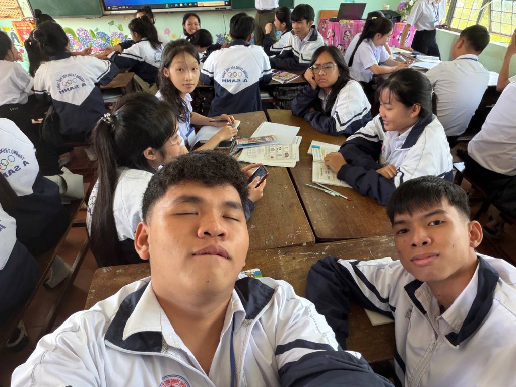 Trong lớp học, những buổi còn ngồi cùng nhau.